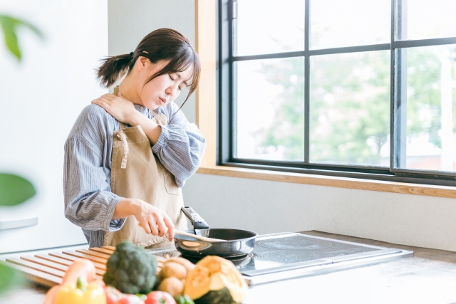 春の新生活で緊張が続くと肩こりになる理由