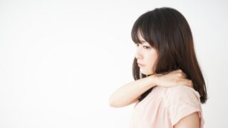 肩に手を当てて、肩が辛く疲れきったママ。夏休み明けの育児疲れと、雨の日の肩こりの辛さを表現したイメージ写真。