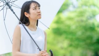 雨の日に身体がだるくて体調不良の女性のイメージ写真