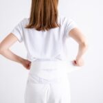 腰痛対策で骨盤矯正ベルトを装着する女性