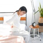 秋の朝の冷えこむ気候と疲労感から、腰に違和感があり、腰に違和感を覚えている様子。