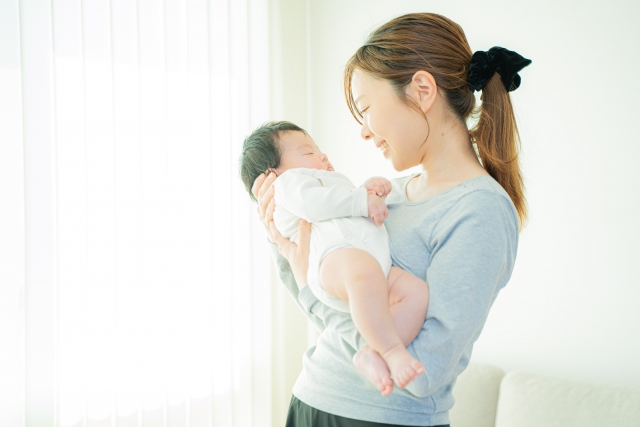 帝王切開後の産後のママが赤ちゃんを抱っこしている写真｜安全に始められる骨盤矯正