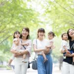 骨盤が整うことで、子どもとのお出かけもラクに楽しめるようになった笑顔のママたちのイメージ