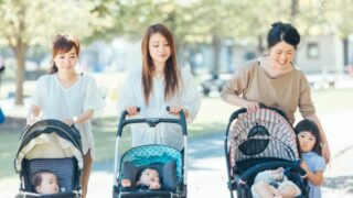 秋の空の下、赤ちゃんと散歩をするお母さん。骨盤ケアで軽やかに動けます。