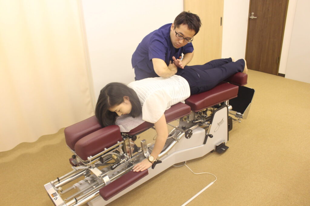 「産後2ヶ月以降に骨盤矯正を受けているママの施術風景