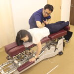 「産後2ヶ月以降に産後のボディケアを受けているママの施術風景