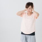 運動を始めたい気持ちはあるけれど、体が思うように動かず悩む女性。秋のダイエットに踏み出せないジレンマを感じている様子。