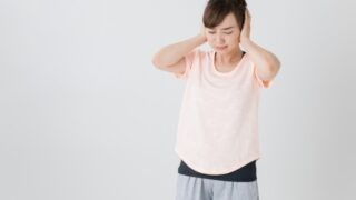 運動を始めたい気持ちはあるけれど、体が思うように動かず悩む女性。秋のダイエットに踏み出せないジレンマを感じている様子。