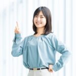 良い姿勢で立ち、健康的で自信に満ちた印象を与えている。