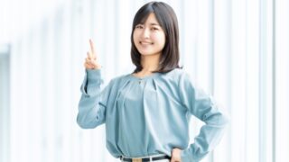 良い姿勢で立ち、健康的で自信に満ちた印象を与えている。
