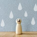 秋の長雨と体調不良をイメージした画像。
