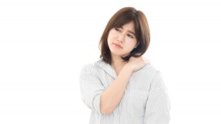 肩こりに悩む女性。秋バテによる体の不調や肩甲骨まわりの緊張を表している。
