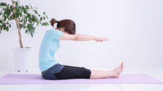 身体が固い女性の写真。