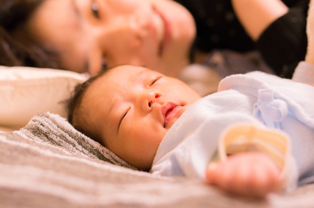 寝かしつけの姿勢が腰痛に？