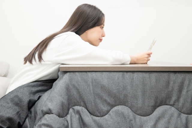 こたつで腰痛が悪化する理由｜その座り方が危険です