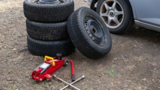 庭でタイヤ交換
