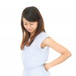 腰痛を訴える女性