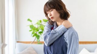 年末に忙しくて疲れがたまっている女性。