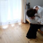 クリスマスのイベント後に疲労でうずくまる女性