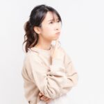 クリスマス翌日、疲れて悩んでいる女性