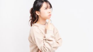 クリスマス翌日、疲れて悩んでいる女性