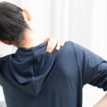 肩が凝っている女性