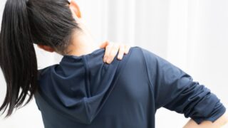 肩が凝っている女性