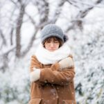 大寒波で凍える女性