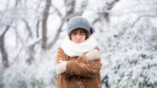 大寒波で凍える女性