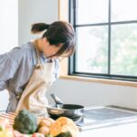 腰痛に悩む女性