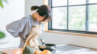 腰痛に悩む女性