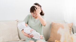 産後の不調に悩まされる女性