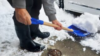 雪かきをする男性