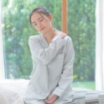 肩こりに悩む女性