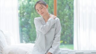 肩こりに悩む女性