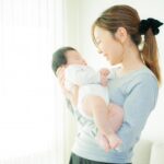 産後、赤ちゃんを抱っこする女性