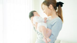 産後、赤ちゃんを抱っこする女性