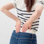 産後の腰痛に悩む女性