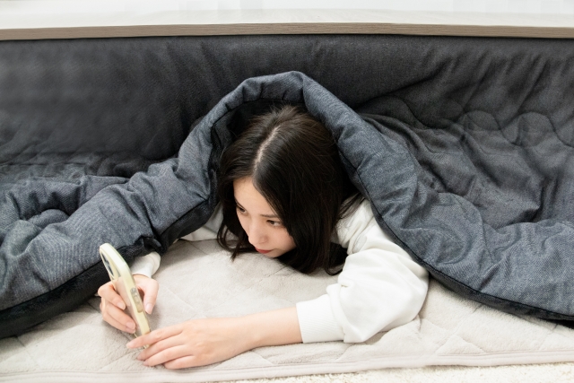 こたつ＋スマホが腰痛を悪化させる理由