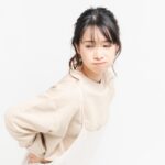 産後の腰痛に悩む女性