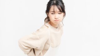 産後の腰痛に悩む女性