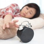 夜更かしして朝起きれない女性