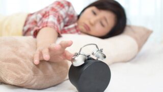 夜更かしして朝起きれない女性