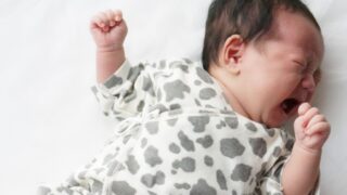 泣いている赤ちゃん