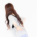 寒暖差で腰痛に悩む女性