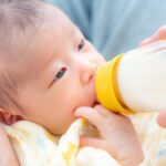 ミルクを飲む赤ちゃん
