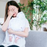 出産後、疲れに悩む女性。