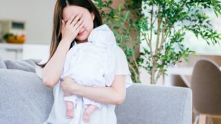 出産後、疲れに悩む女性。