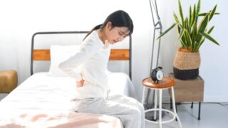 朝起きた時の腰痛に悩まされる産後の女性