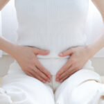 産後お腹に力が入りにくいと感じている女性